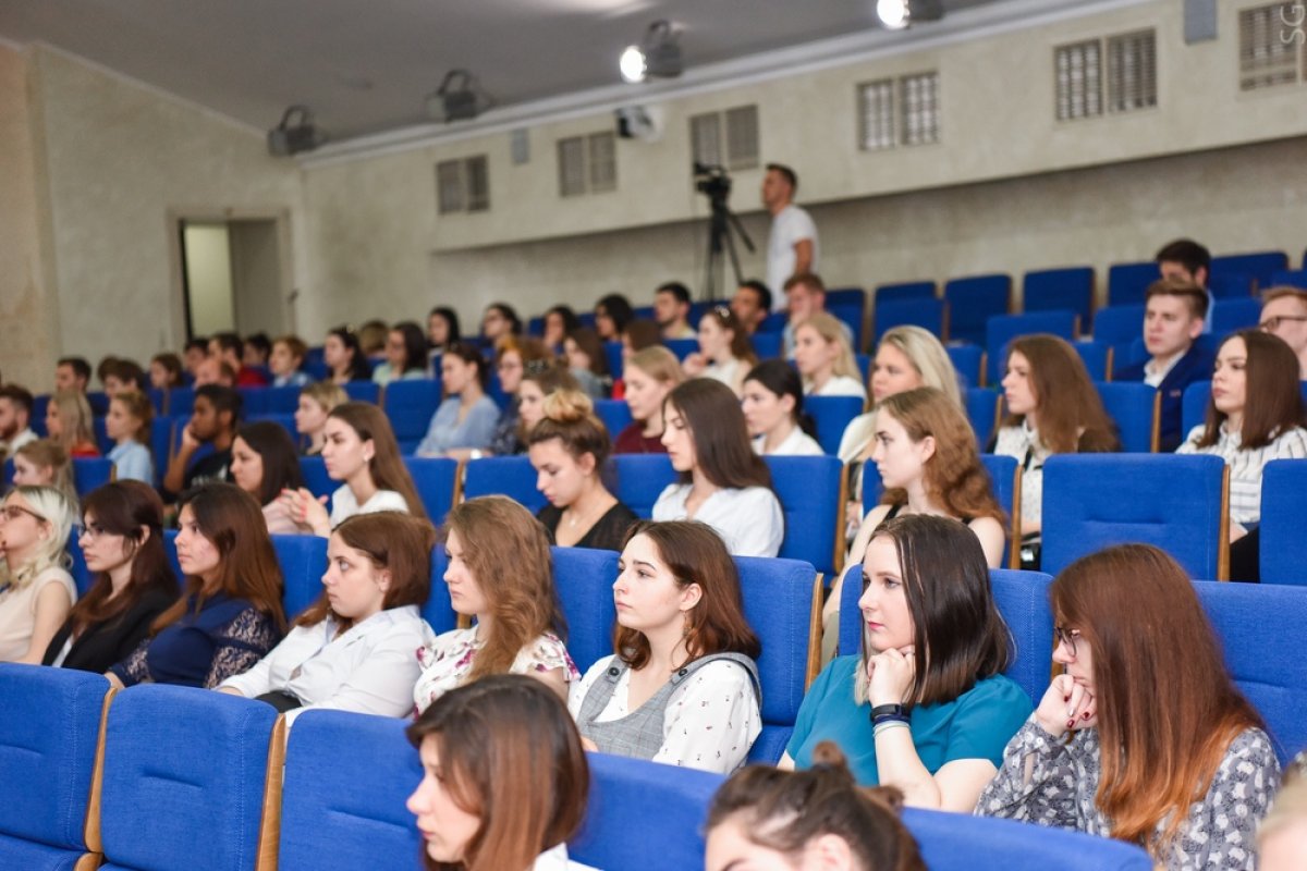 Студенты Московского социально-педагогического института на дискуссионной площадке в Общественной палате РФ