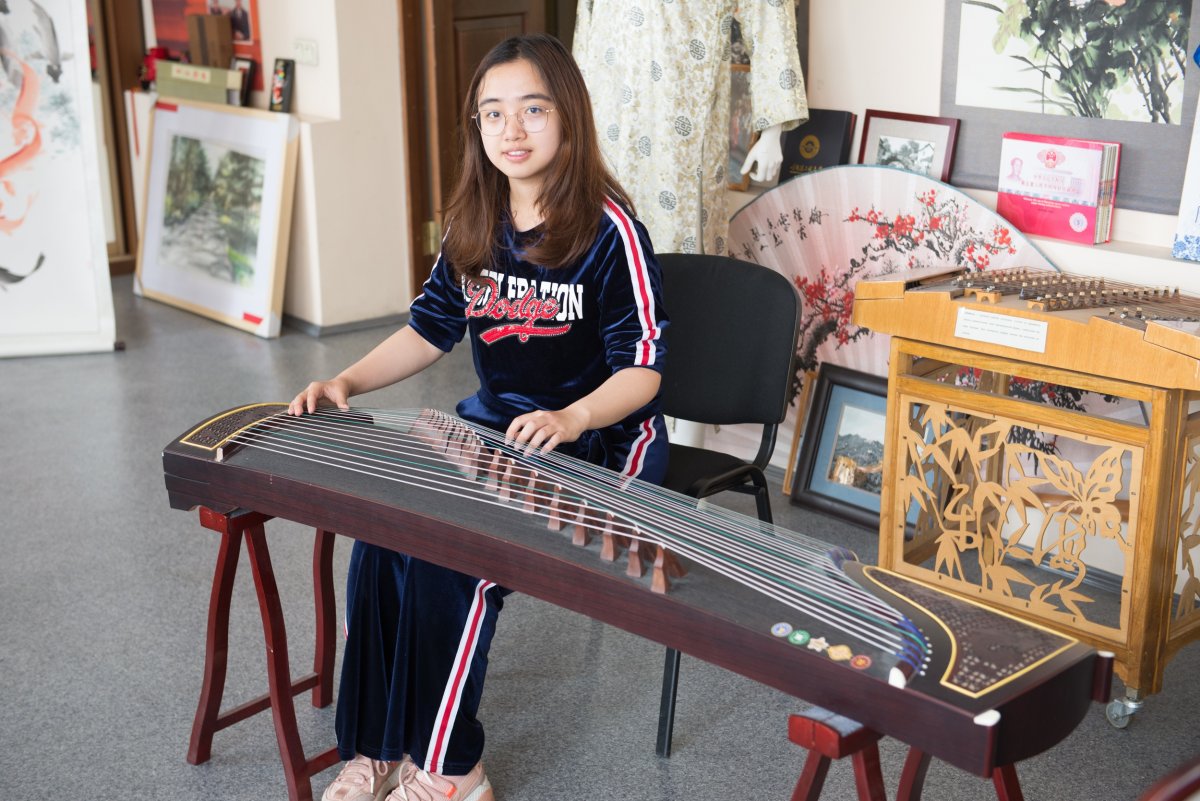 Центр языка и культуры стран АТР и Средней Азии пополнился ценным экспонатом - традиционным китайским инструментом гучжэн.