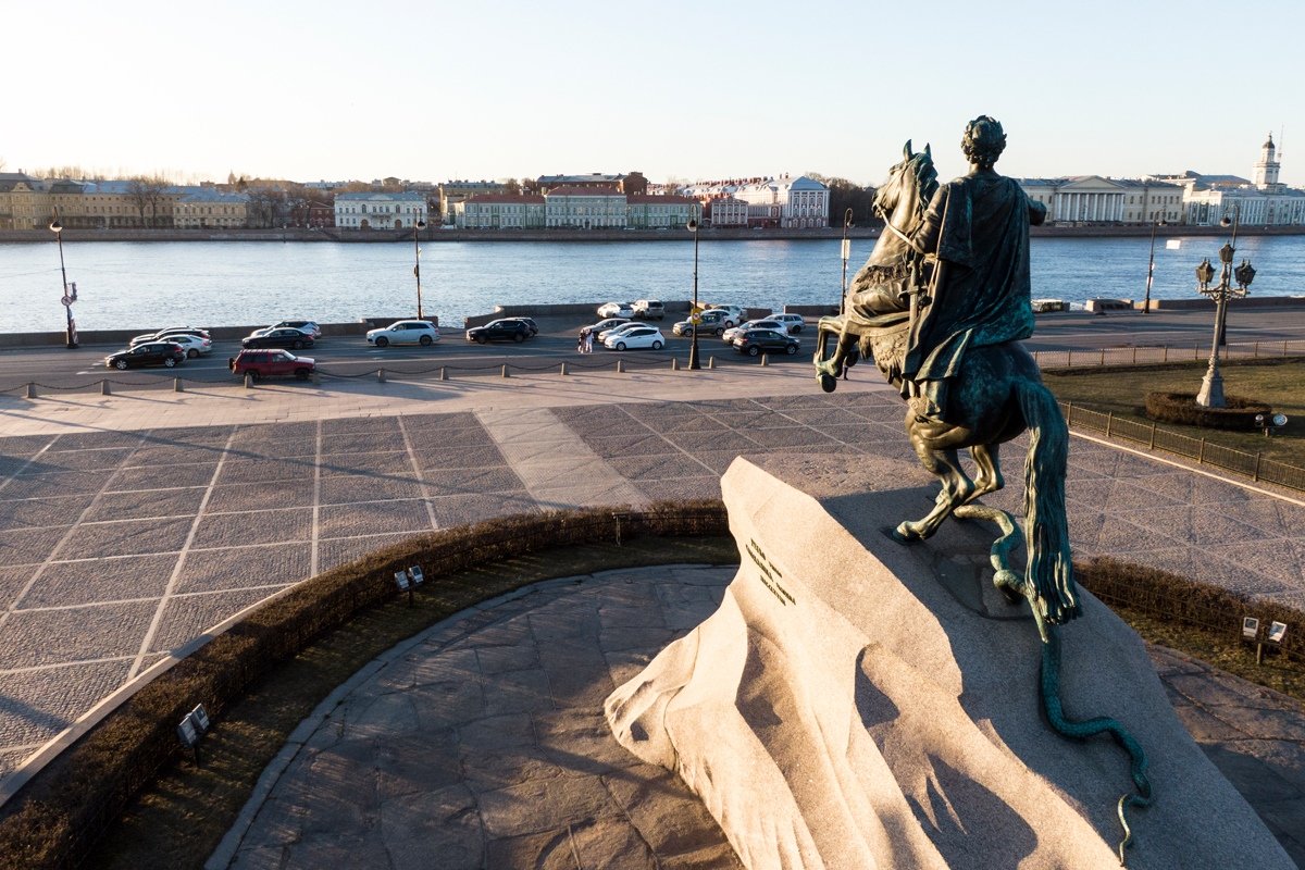 В 1717 году на русском языке издали книгу о возможности жизни на других планетах — её никто не читал. В 1718 году в Санкт-Петербурге открыли Кунсткамеру — в неё никто не ходил.