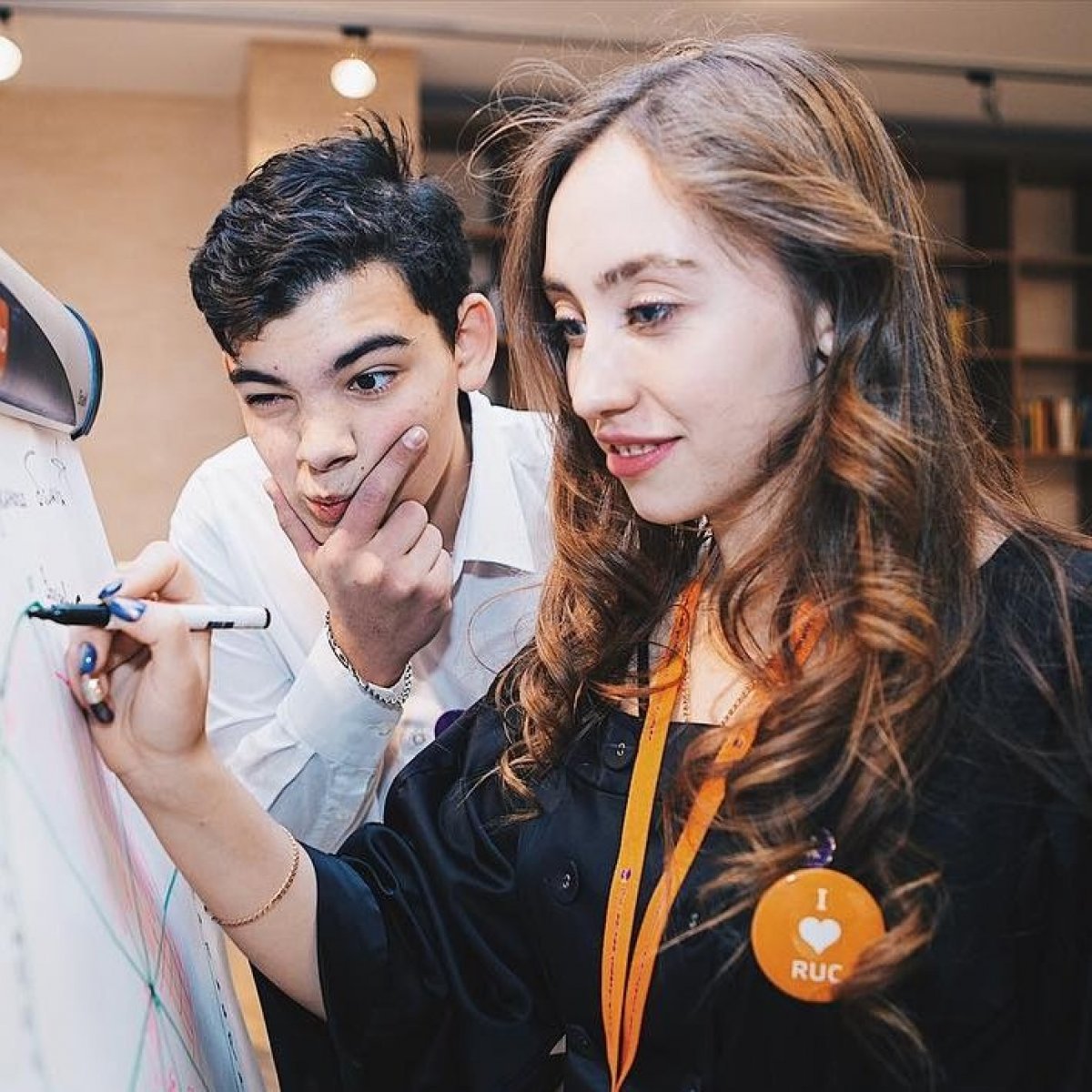 К нам приходят не только за знаниями, но и помочь научиться новому своим друзьям и сокурсникам😊