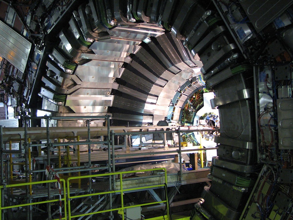 Выполнение российских обязательств по участию в новых работах по модернизации оборудования Большого адронного коллайдера дополнительно потребует сумму почти в 1,1 миллиарда рублей, следует из справочных материалов о сотрудничестве России и ЦЕРН.