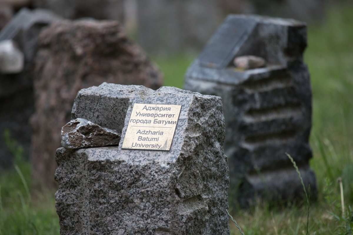 Видели ли вы лабиринт около здания «Жё де Пом»? Это не кладбище заваливших экзамены студентов, а памятник международному сотрудничеству. Проект Сергея де Рокамболь и Анны Николаевой был открыт к 300-летию Санкт-Петербурга