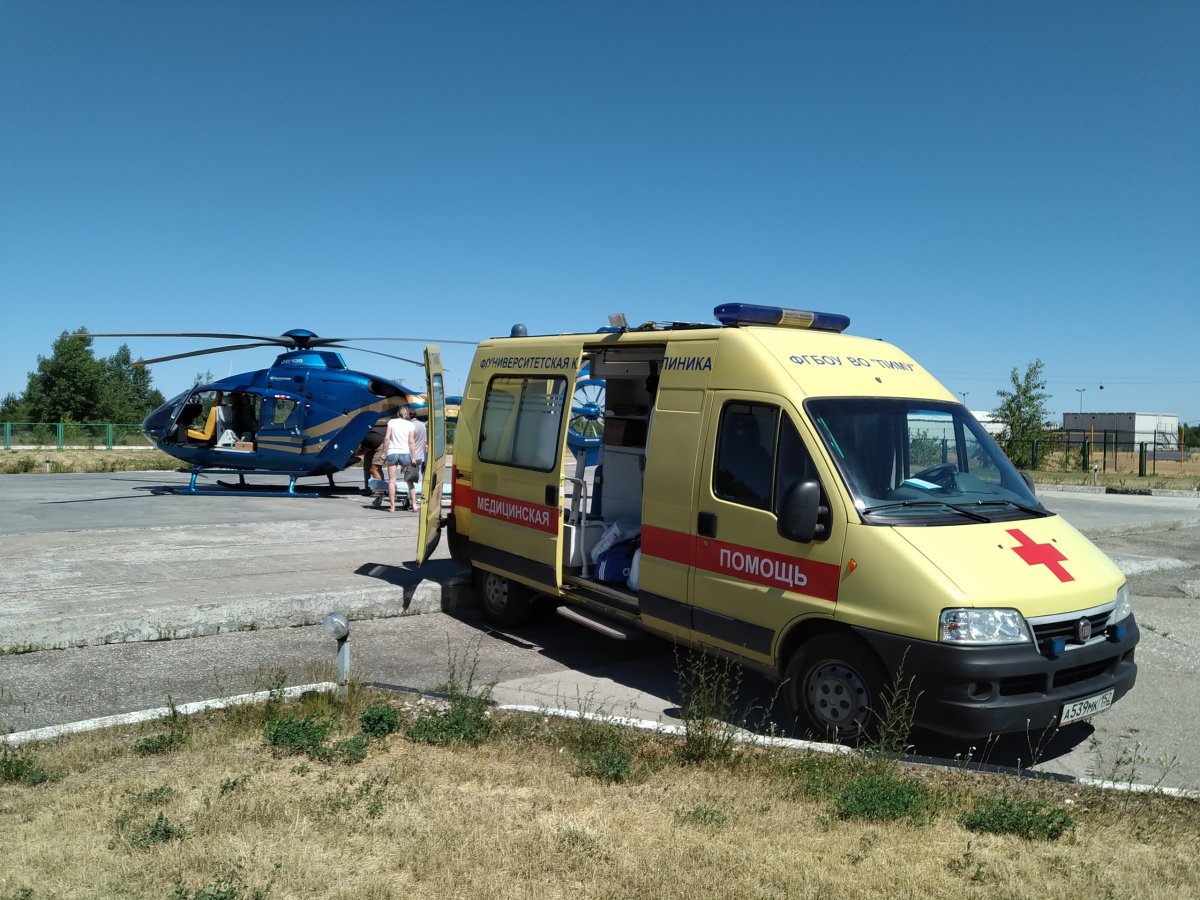 Только что в Нижнем приземлился вертолет из Воронежа, который доставил 14-летнего юношу - он получил 60% ожогов тела при попытке сделать селфи на крыше электрички
