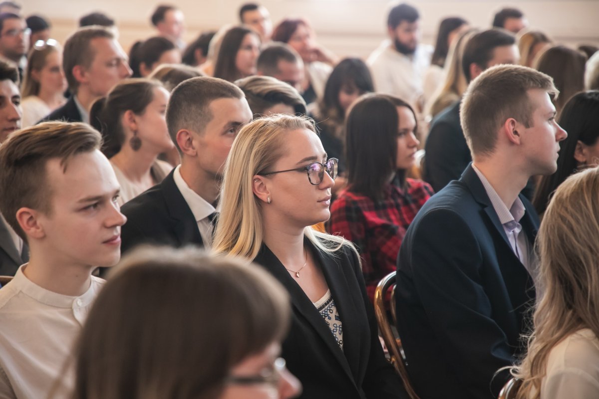 Около ста выпускников 2019 года были награждены благодарностями и почётными грамотами за большой личный вклад в реализацию социально-молодежной политики вуза, а также за активное участие в общественной жизни и высокие спортивные достижения.