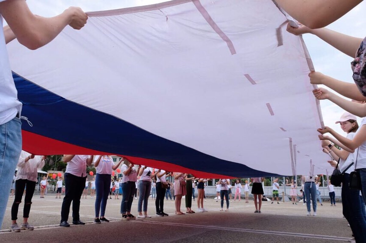 📌12 июня состоялся флеш- моб, посвященный " Дню России", в котором приняли участие студенты нашего филиала