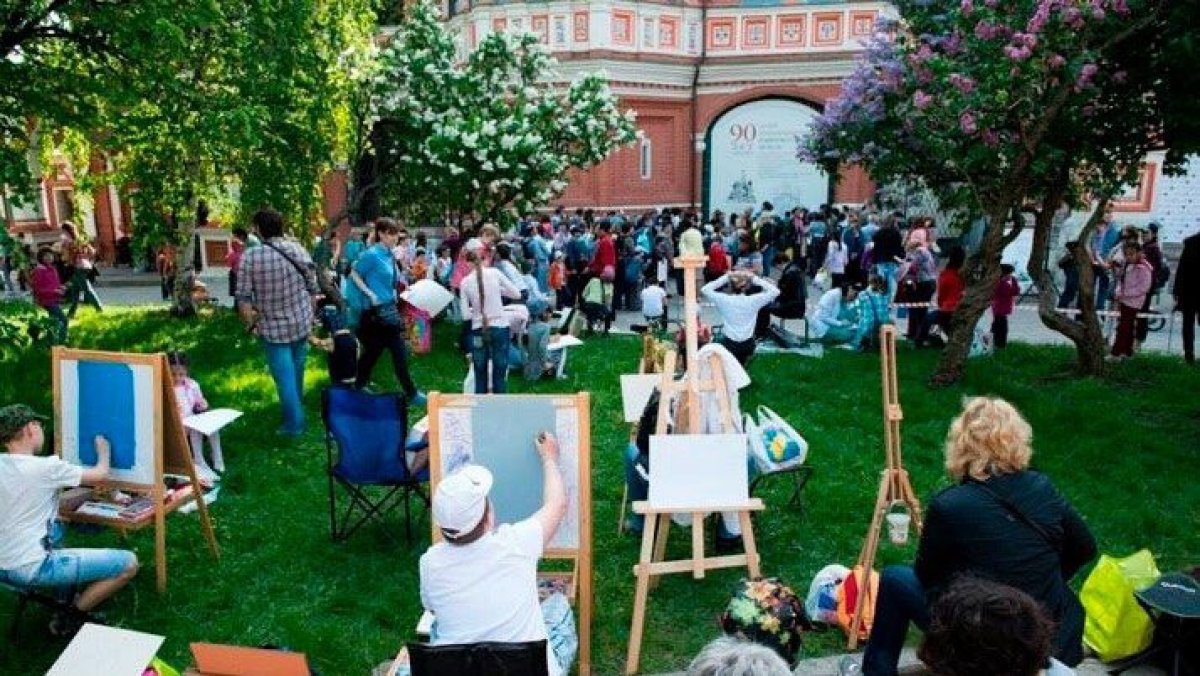 Площадки уличного арт-фестиваля «Москва — Париж — Москва» с 14 июня открыты на территории пяти бульваров в столице