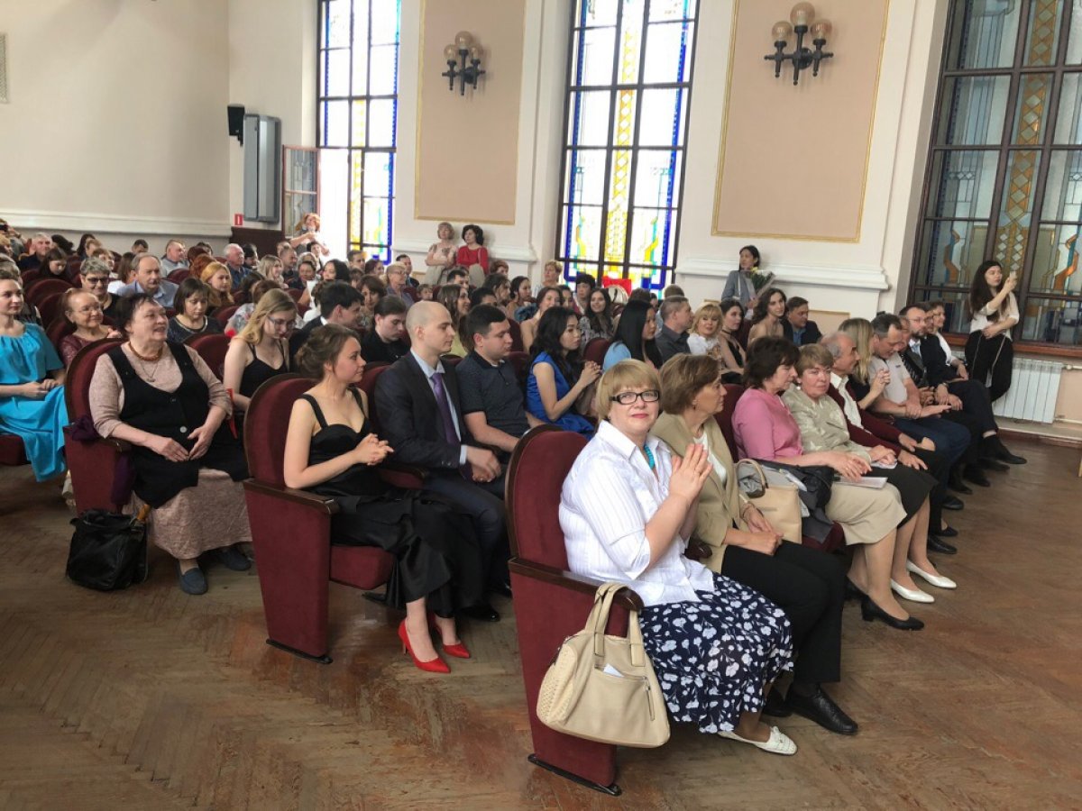 Парад выпускных объявляем открытым! 🥳 Уже сегодня свои заветные дипломы получили 64 выпускника медико-биологического факультета