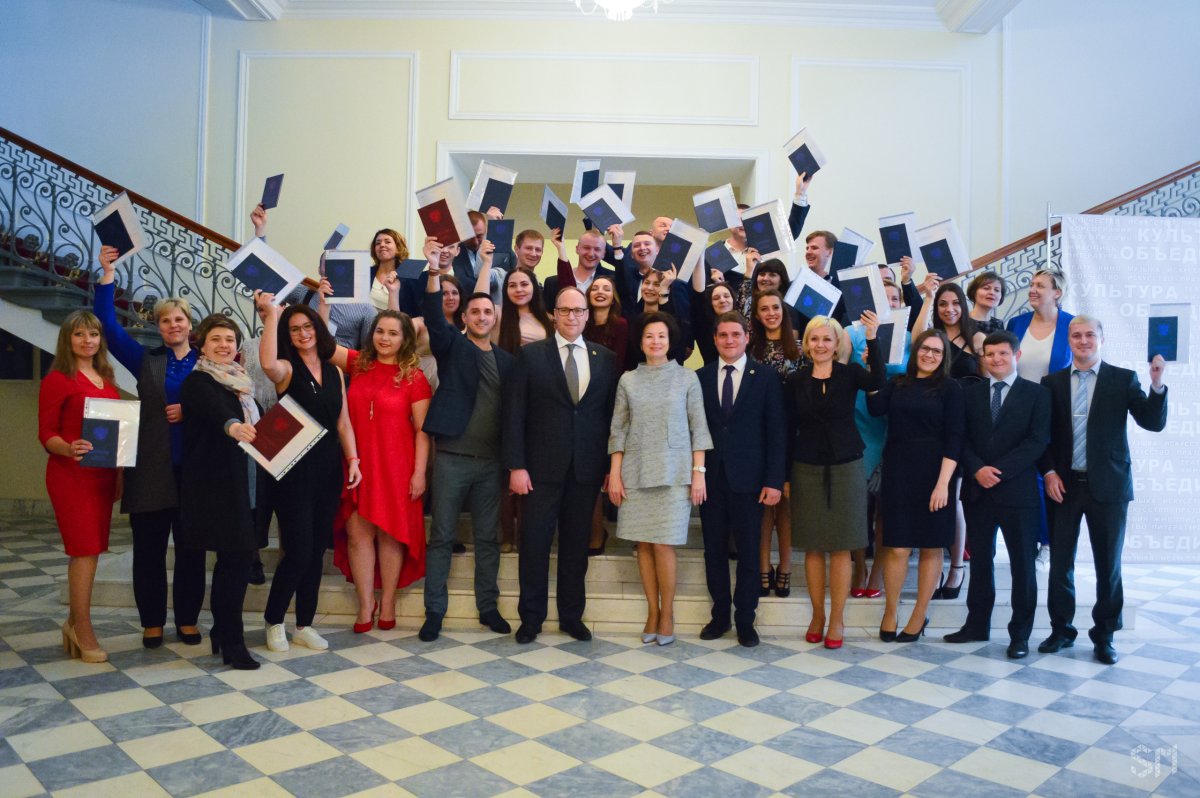 В Новгородской областной филармонии состоялась церемония вручения дипломов о высшем