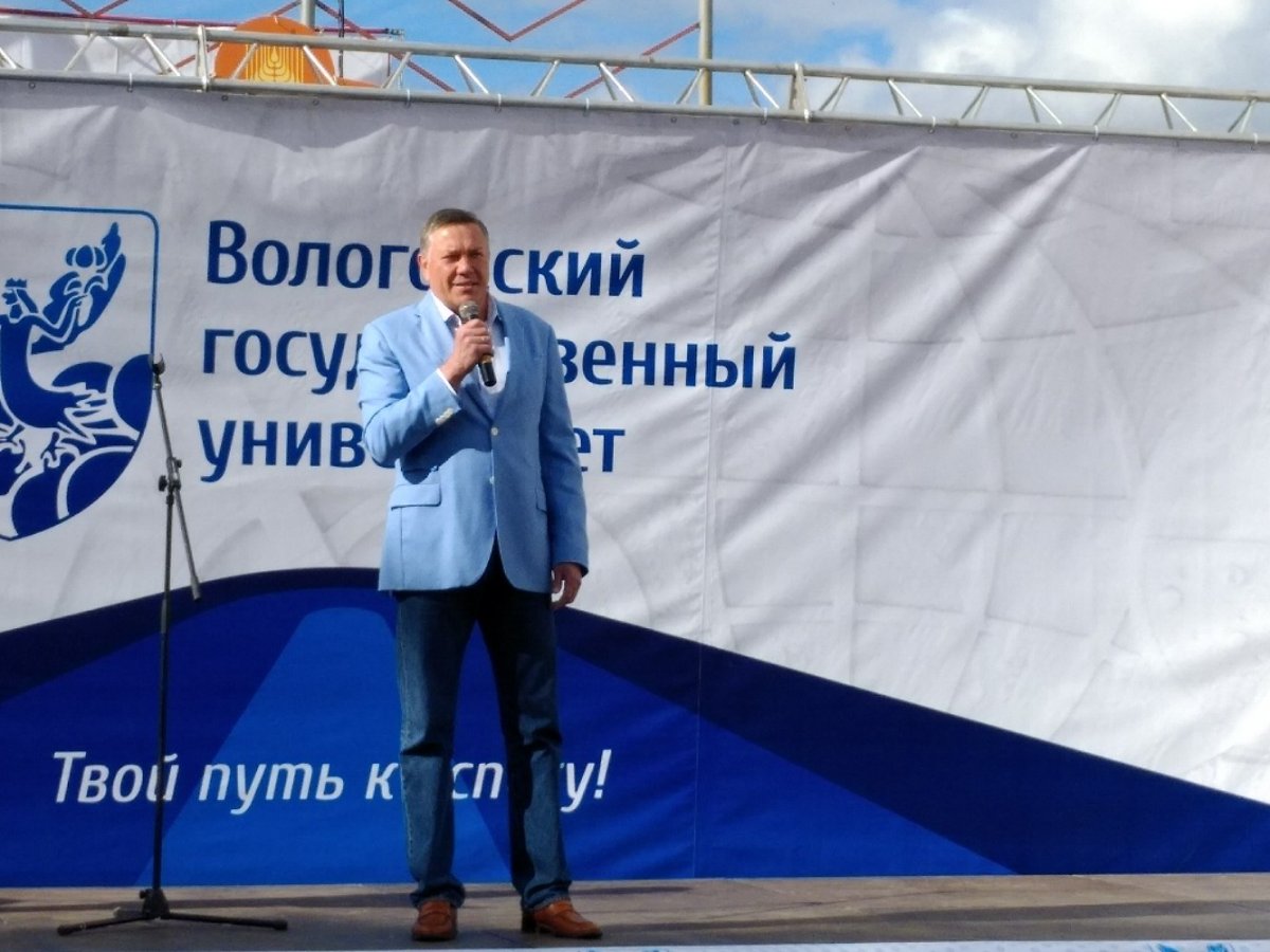 💥Торжественное вручение дипломов выпускникам ВоГУ проходит в эти минуты на набережной реки Вологды около пешеходного моста