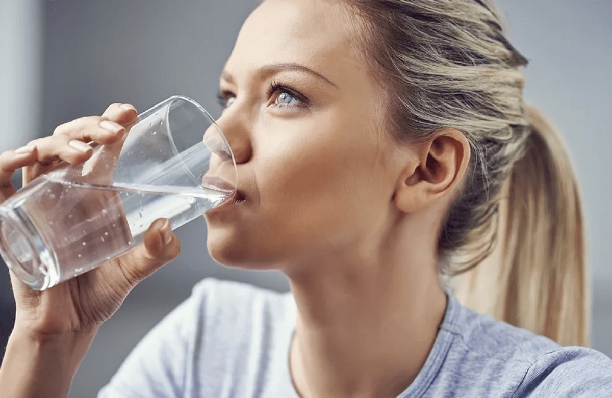 В среднем человек, который выпивает примерно 2 литра воды в сутки, за всю свою жизнь употребляет больше 30 тонн