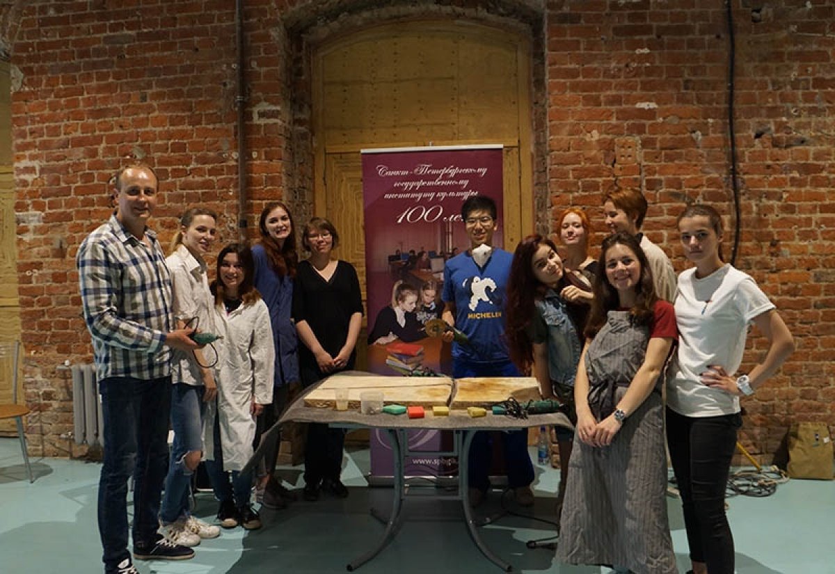 17-18 июня в выставочном пространстве «Севкабель Порт» состоялся фестиваль «неФОН», в котором приняли участие студенты III курса кафедры реставрации и экспертизы объектов культуры СПбГИК (отделения «реставрация предметов ДПИ»).