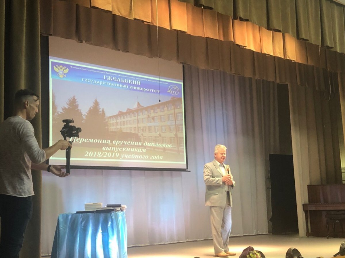 Сегодня в колледже настало время самого важного, самого торжественного события в жизни выпускников – вручение дипломов. В 2019 году мы вручаем дипломы о среднем профессиональном образовании по 13-ти специальностям: