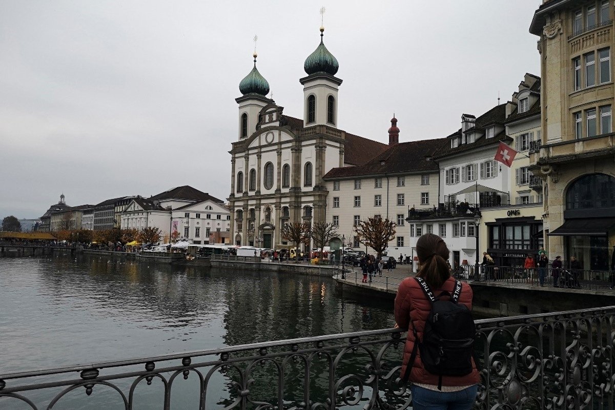 Студентка провела семестр по обмену в Швейцарии по программе двойного диплома. Как найти жильё, спланировать путешествие и к чему лучше быть готовым заранее — в рассказе Дарьи Щурик: https://vk.cc/9xFk95