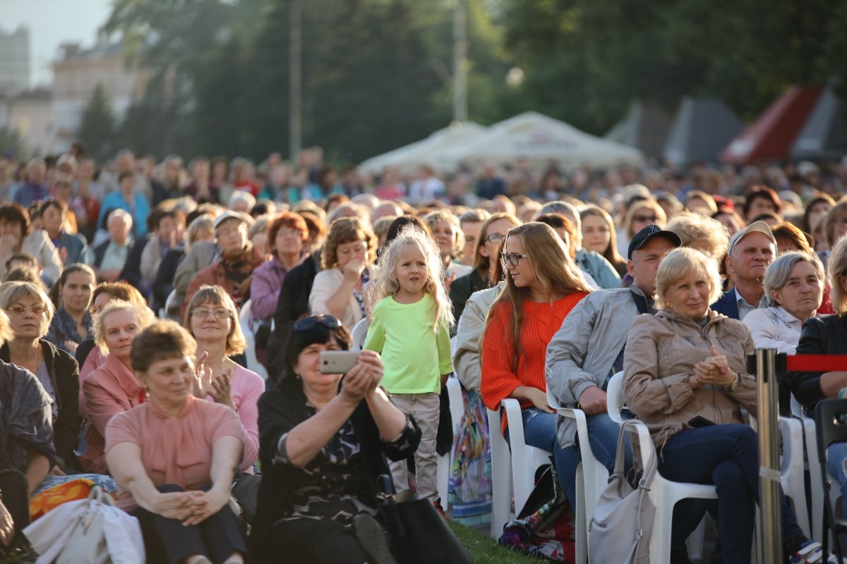 Екатеринбуржцы и гости города собрались сегодня на площади перед Уральским федеральным университетом, чтобы насладиться музыкой ансамбля «Яношка» из Вены (Janoska Ensemble). Здесь стартовал Венский фестиваль музыкальных фильмов. Погода наладилась ☀
