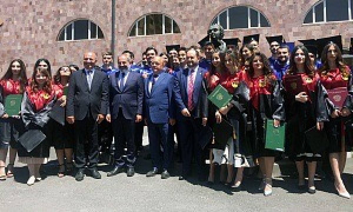 Первые выпускники Филиала МГУ в Ереване получили дипломы. Всего в этом году филиал окончили 42 выпускника, из которых 13 студентов получили дипломы с отличием: https://bit.ly/303ZYuu