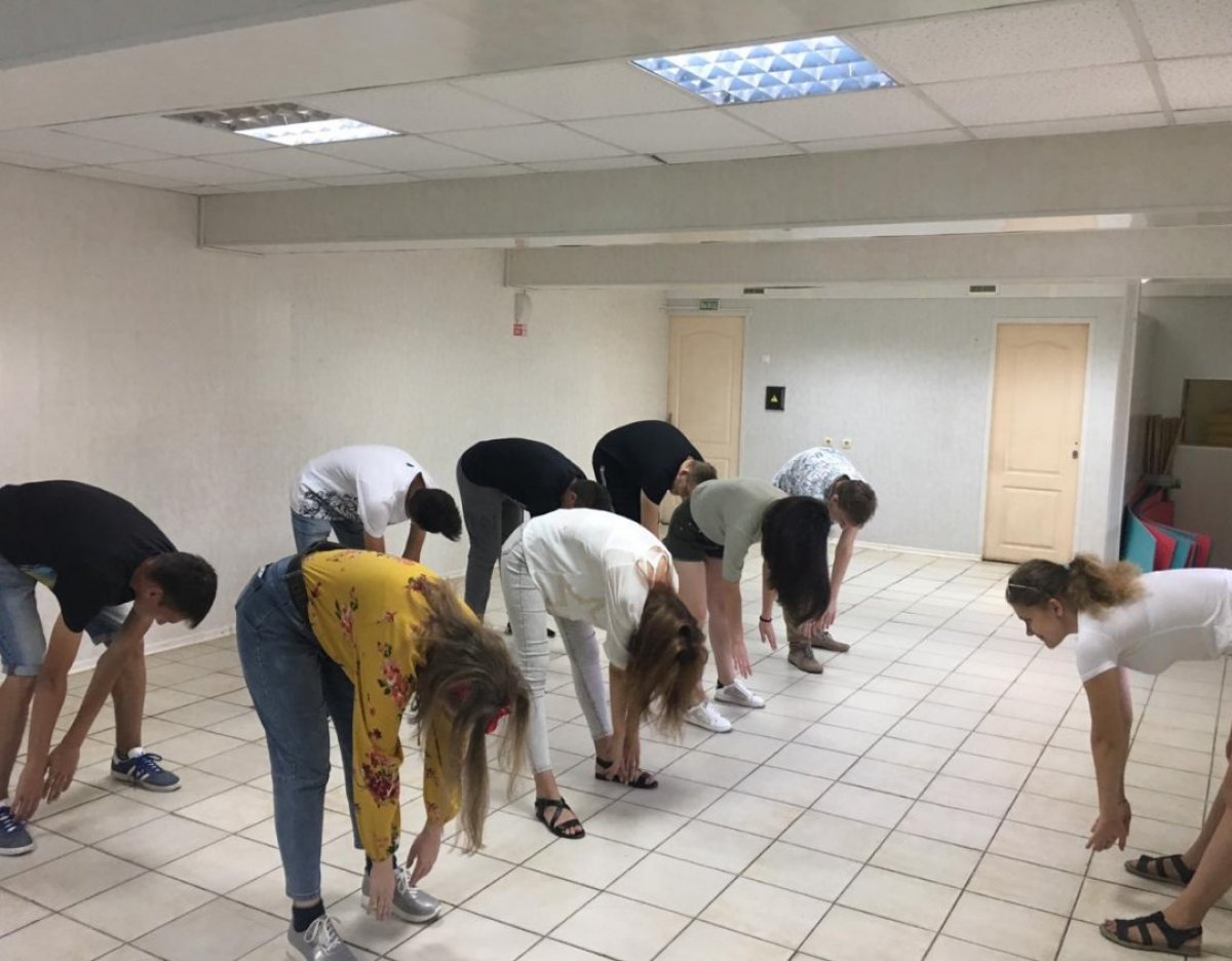 Сегодня студенты Астраханского филиала РАНХиГС, в рамках челленджа здоровья, провели зарядку. Цель — пропаганда здорового образа жизни, мотивация на занятие спортом и развитие физических качеств