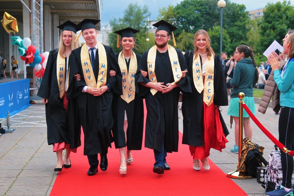 Выпускник, закончивший с отличием, совсем скоро наступит тот самый день, который ты так ждал! Мы ждем тебя 9 июля на празднике с друзьями и родными.