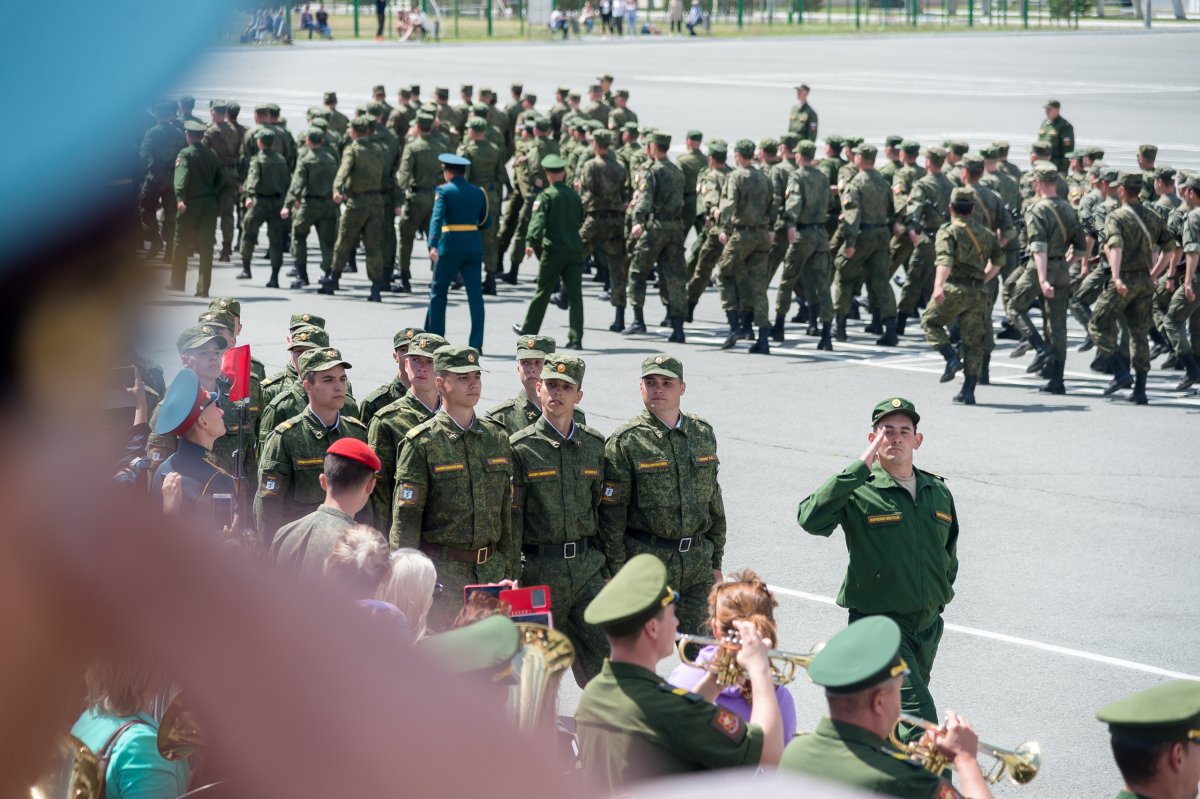 Для слушателей факультета военного обучения ЮУрГУ наступил самый важный момент их обучения: cегодня они приняли присягу и теперь по праву могут называться защитниками Родины!