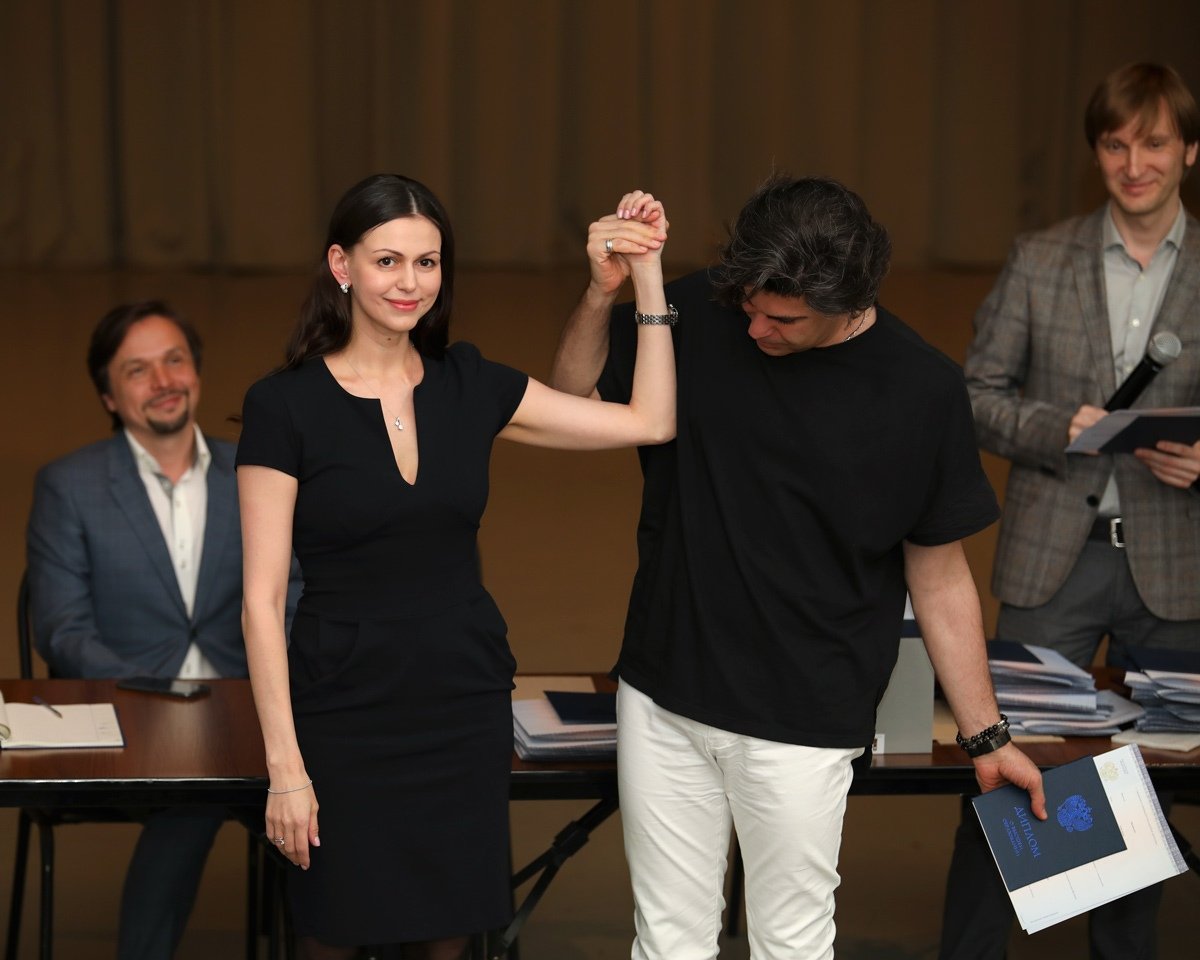 Сегодня в Учебном театре Академии дипломы получали бакалавры, магистры и аспиранты, закончившие обучение в этом году