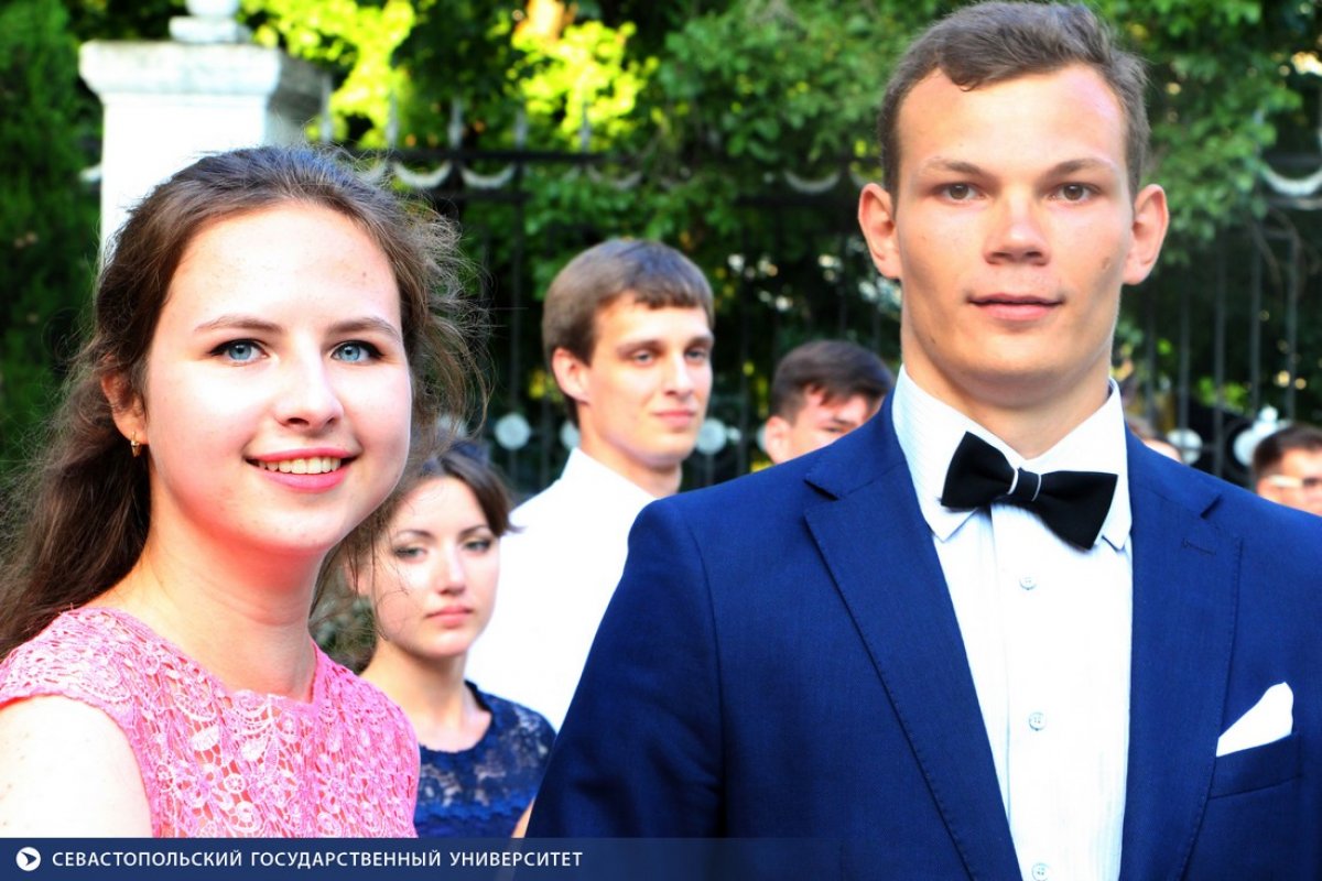 Полонез и Севастопольский вальс, падеграс и берлинская полька, русская кадриль и вальс-бостон. Закружились в танце студенты и выпускники 2019 года. Начало праздника — торжественное шествие пар на бальную площадь под открытым небом