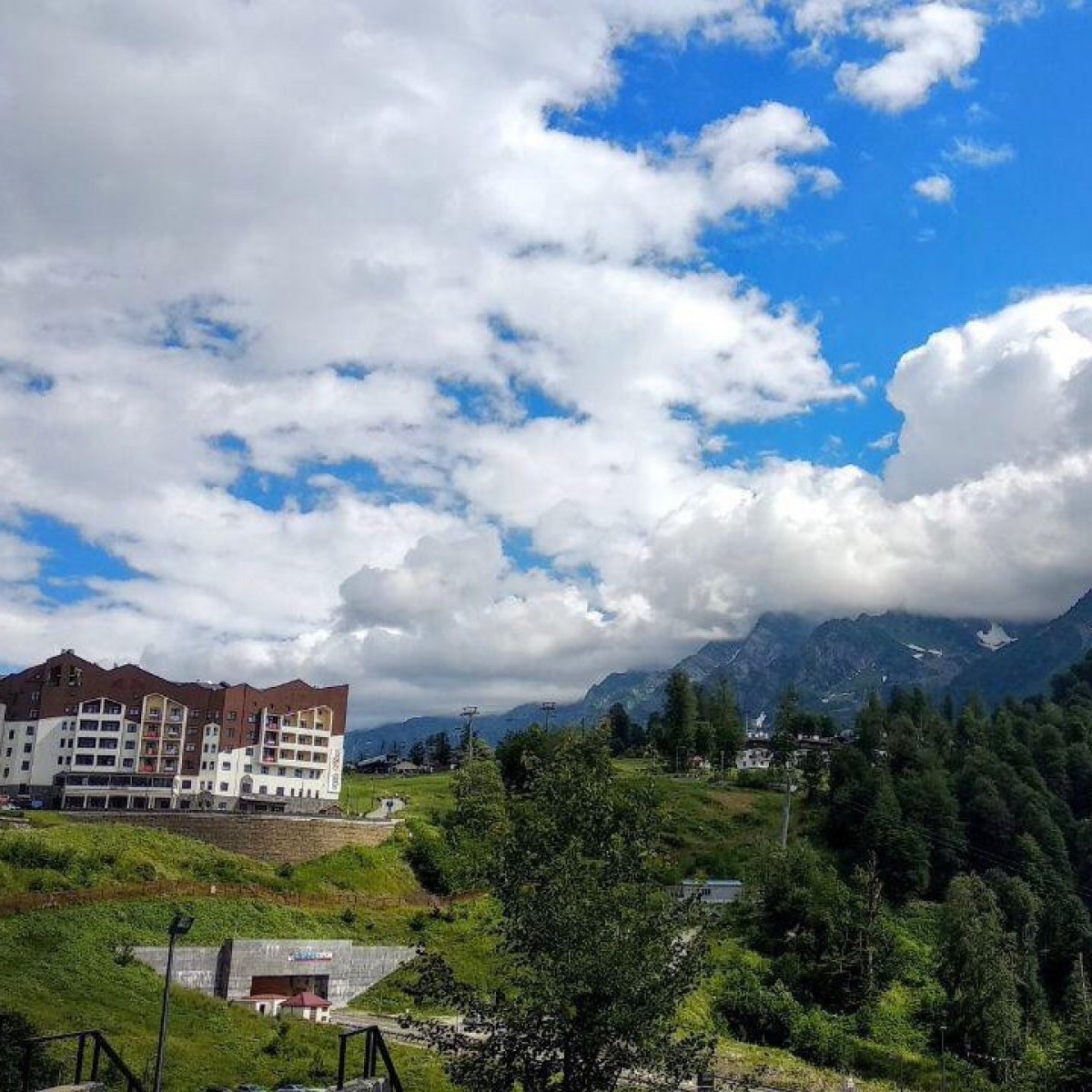 Участники первой смены лагеря успешно добрались до отеля, заселились и начали знакомство 👫👭