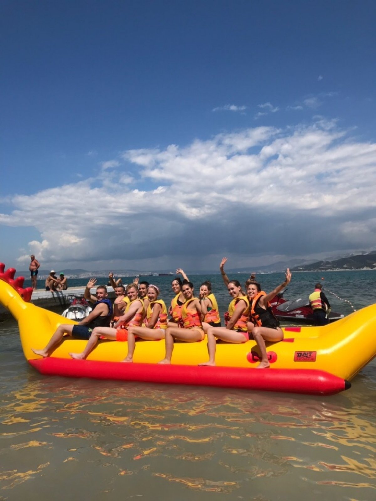 🌞У нас дожди, а в Геленджике жара! 🌊Лови горячий черноморский привет от победителей фестиваля "Студенческая весна - 2019", команды !