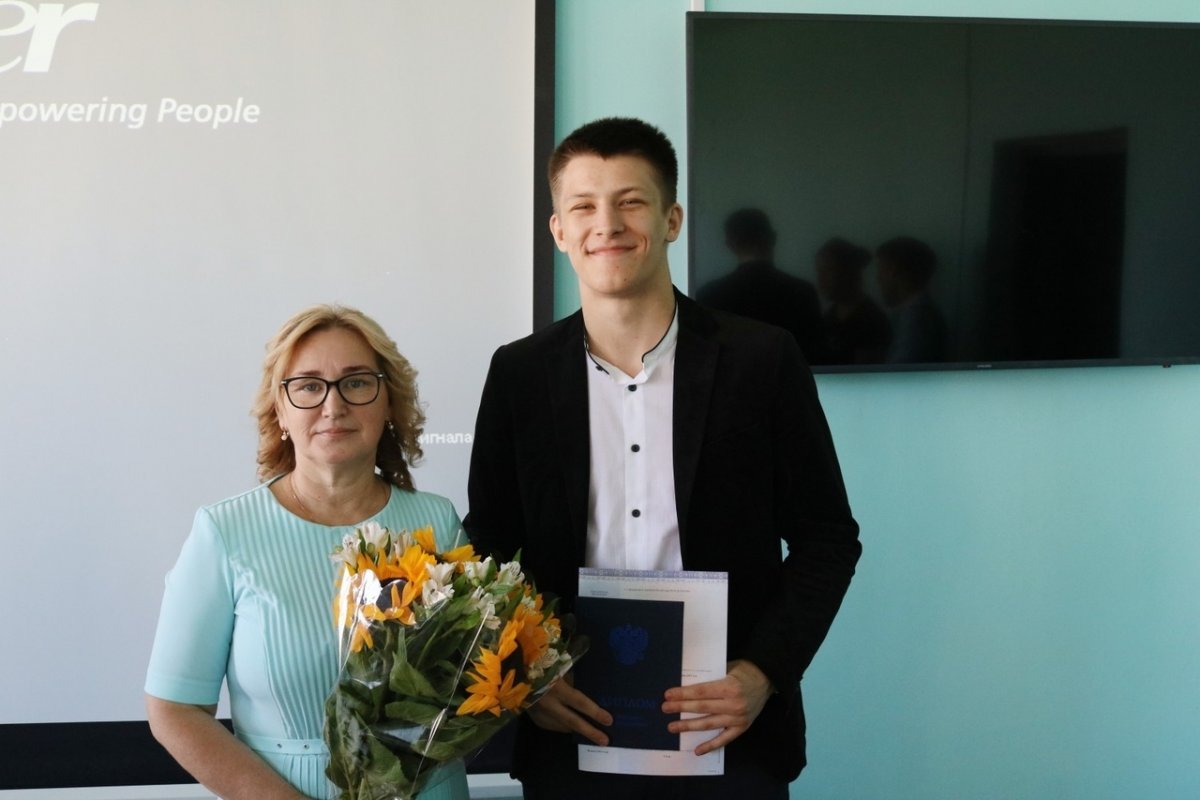 🎉8 июля состоялось торжественное вручение дипломов бакалаврам факультета иностранных языков .