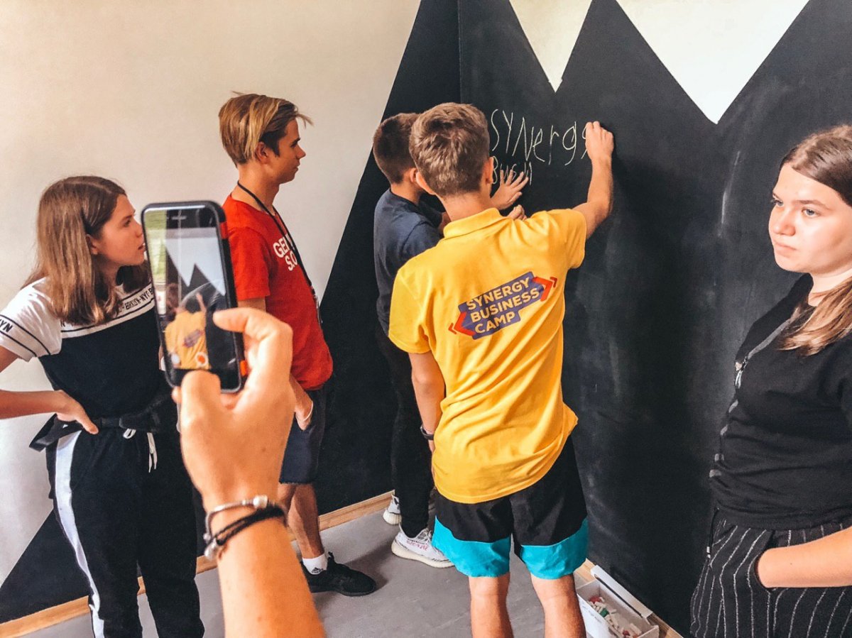 В первой половине дня мы продуктивно поработали над созданием рекламных материалов👍😉 Каждая команда разработала информационный плакат, сайт и другие рекламные материалы🚀 Вкусно пообедав мы пошли на экскурсию в Арт-Кафе «Мандариновый JAM»😜