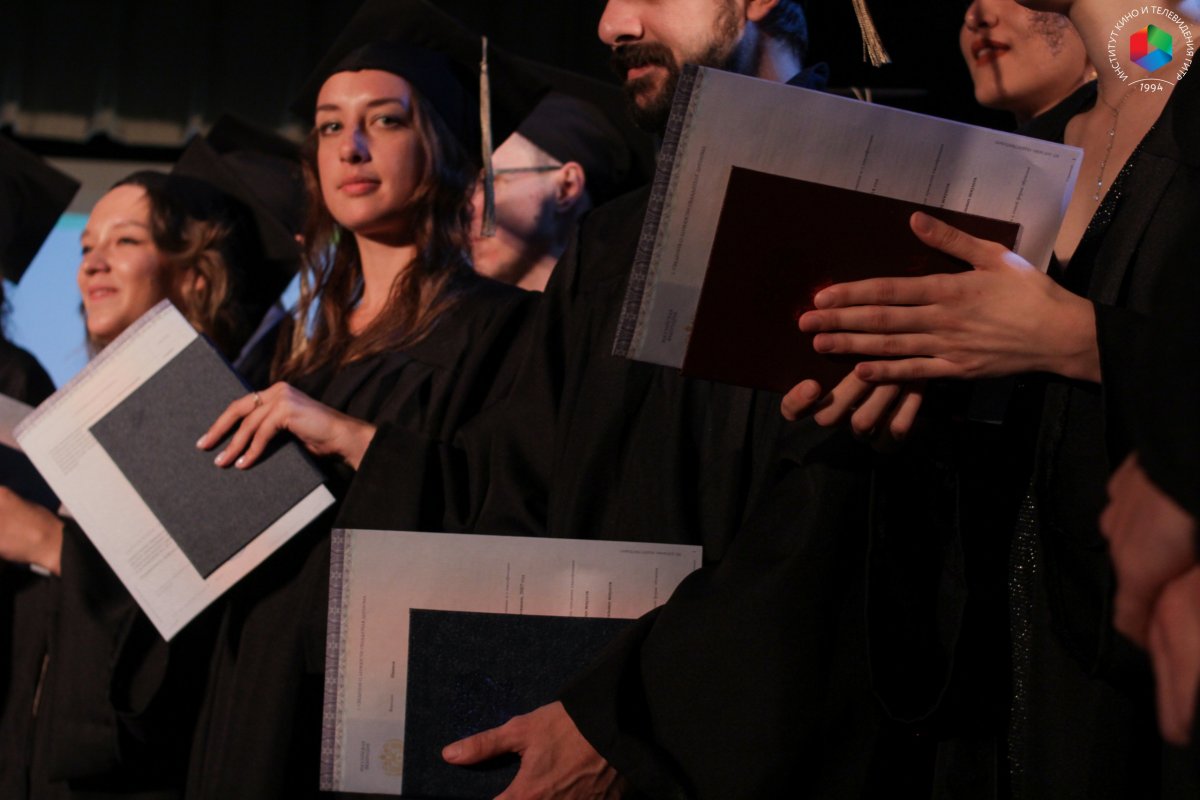 Загрузили фотоотчет с торжественного вручения дипломов выпускникам 2019!