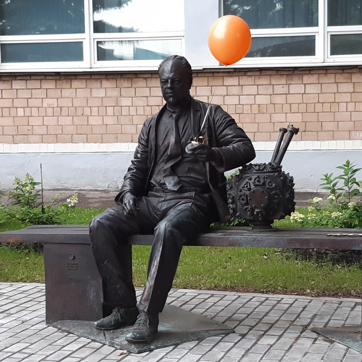 Праздник закончился, остались только самые стойкие выпускники МИФИ Праздник закончился, остались только самые стойкие выпускники МИФИ