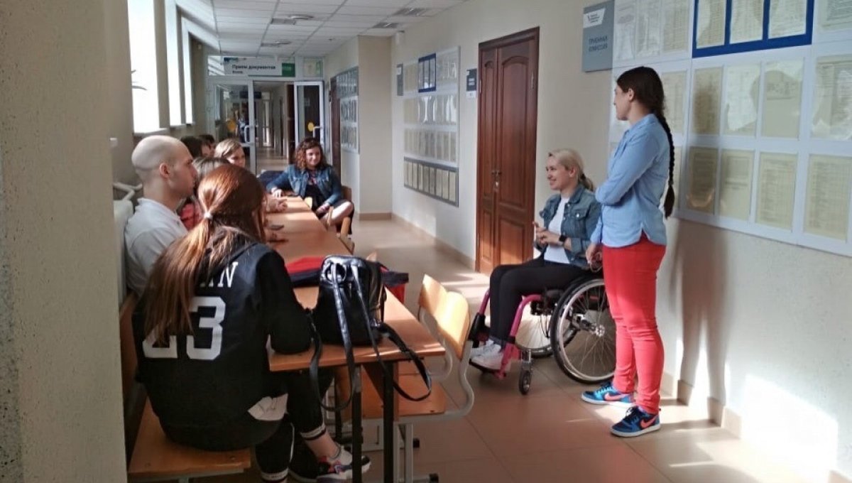 В нашей приемной комиссии во время подачи документов окажут грамотное сопровождение абитуриентов с ограниченными возможностями здоровья и инвалидностью — центр инклюзивного образования вуза провел обучение сотрудников и волонтеров