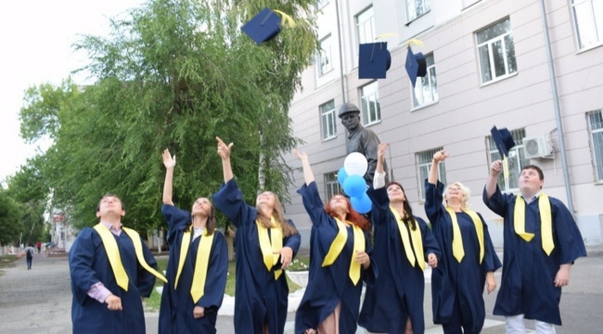 Первым выпускникам бакалавриата нашего Новокуйбышевского филиала 🎓 вручили дипломы. Ура! 🎉
