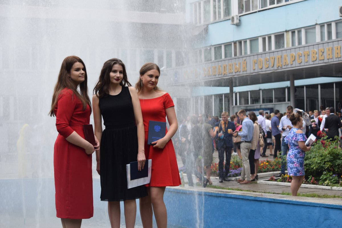 А тем, кто не смог найти себя на фотографиях с выпускного, советуем поискать себя в альбоме, который подготовила Галя Ветрова. Там вас ждет весь спектр положительных эмоций: улыбки, смех и десятки, если не сотни, дипломов красного и синего цвета