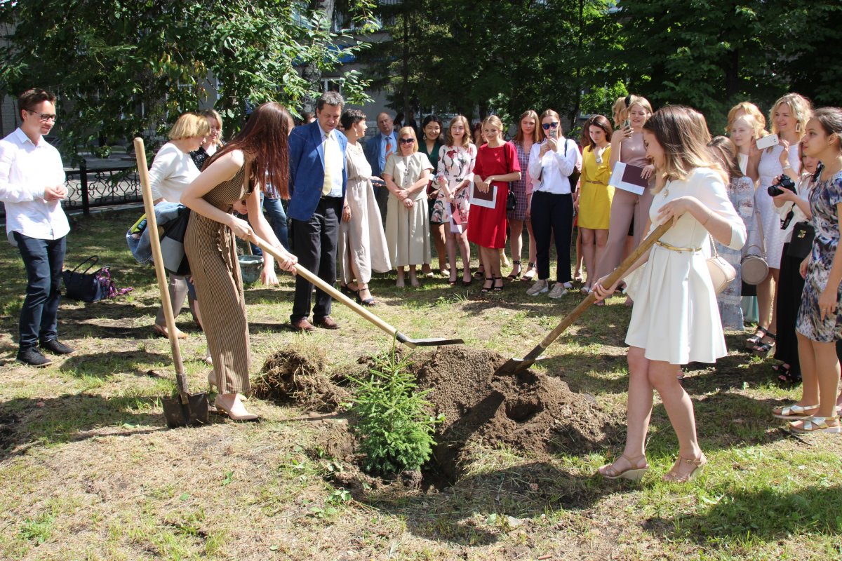 Выпускники посадили именное дерево 🌳🌿 Выпускники посадили именное дерево 🌳🌿
