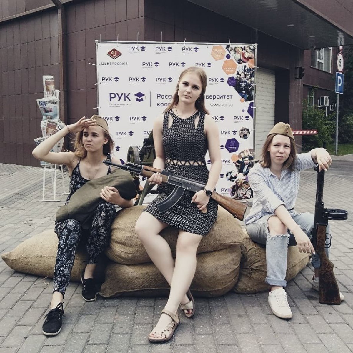 Наши прекрасные студентки на страже студенческого порядка!👍🏻