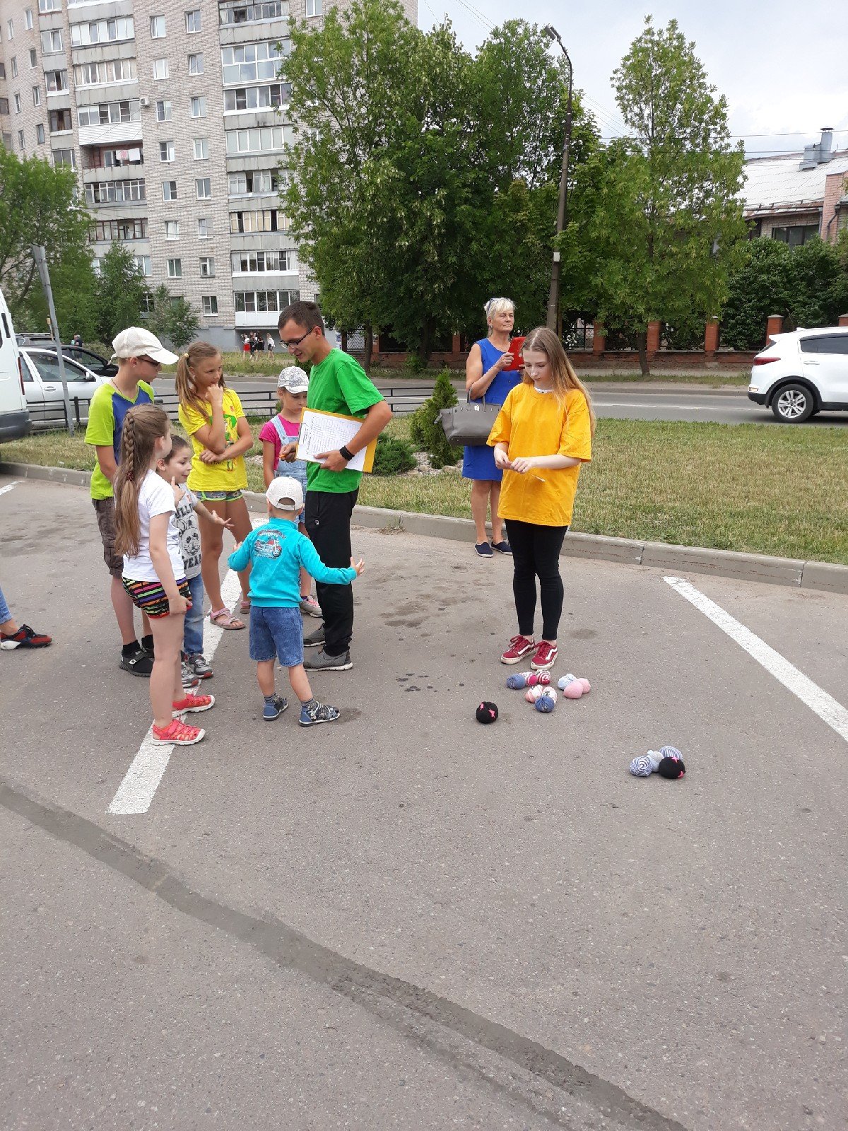 Традиционно, волонтеры Объединения "3Д" ВГСХА проводят игры для детей, около торгового центра "Апельсин". Спасибо каждому волонтеру, который принимает в этом участие. Дети учатся играть в русские народные игры и больше взаимодействовать друг с другом