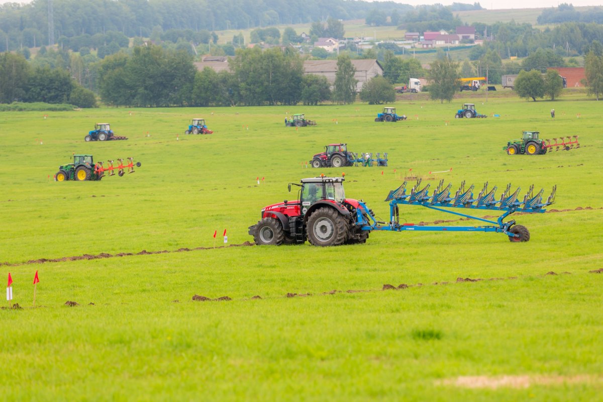 🚜 "Когда видишь на одном поле столько новейшей техники, фермеров и других продвинутых аграриев, невольно проникаешься уважением к тем, кто производит продукцию, работает в поле, к АПК России, к нашей стране в целом"