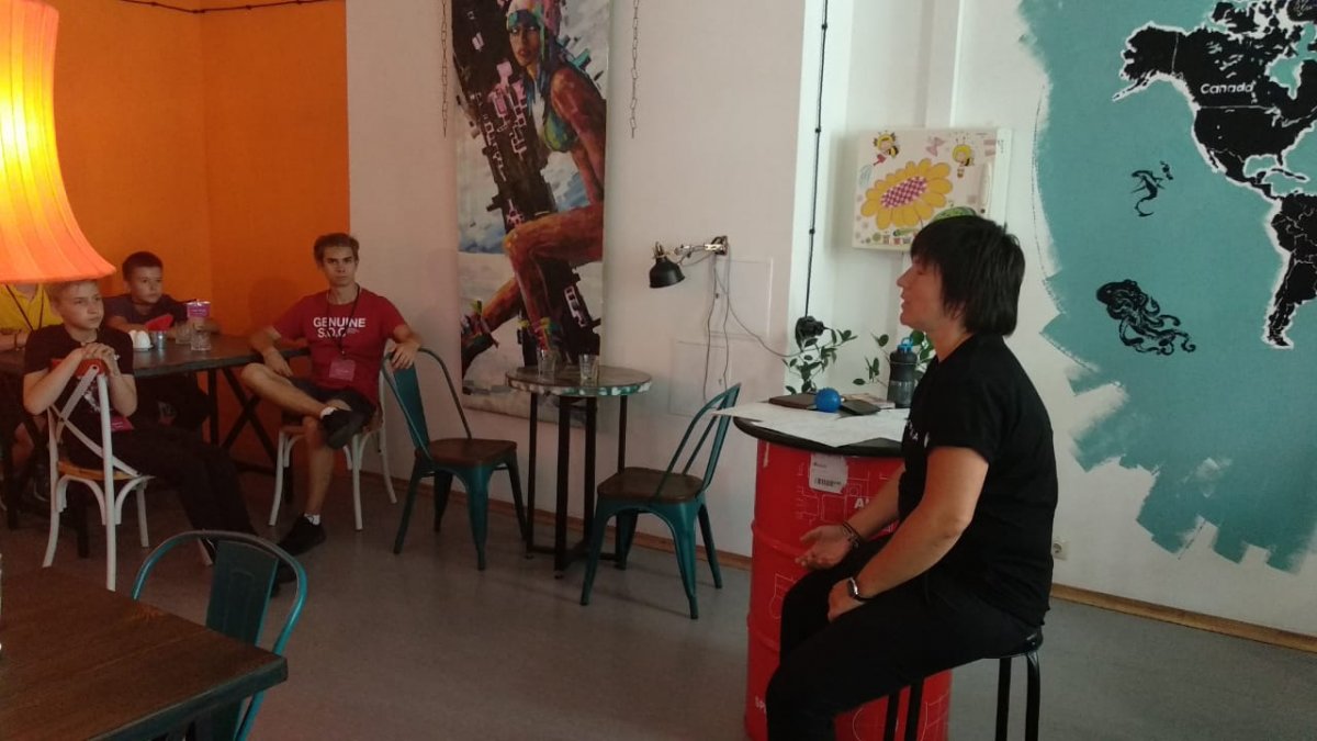 Synergy Business Camp продолжается — ребята сходили на бизнес-экскурсия в Арт-Кафе «Мандариновый JAM»