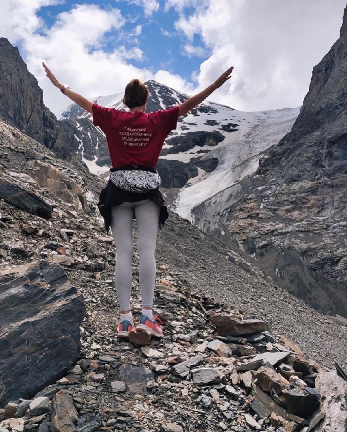 С восхищением наблюдаем, как вы проводите каникулы! Вот, например, Мария Вострикова покоряет красоты 🗻 Алтая в футболке СибГМУ. Рассказывайте, как проходит ваше лето 😉 и обязательно отмечайте нас на своих фотографиях.