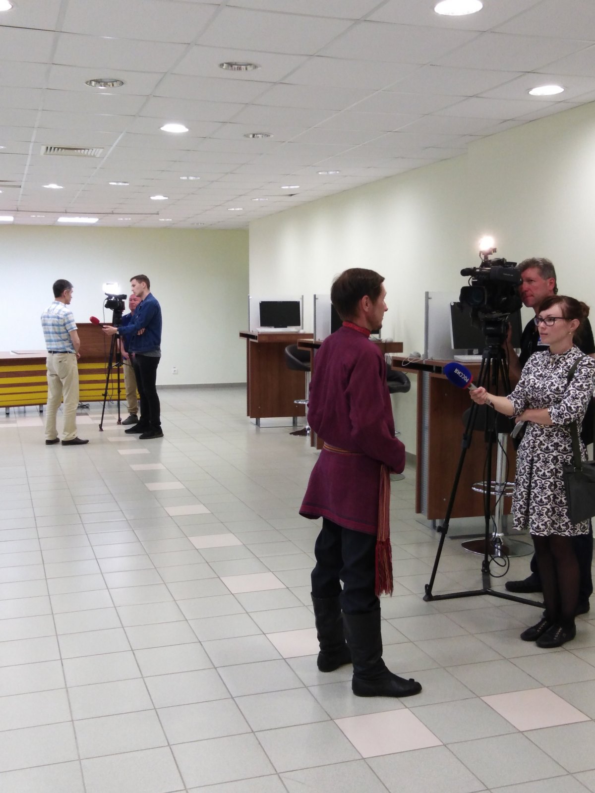 Сегодня в УдГУ пришло настоящее лето.., ведь в Учебно-научной библиотеке вуза состоялся зажигательный танцевальный мастер-класс по национальному удмуртскому танцу в рамках Летней школы удмуртского языка💃.