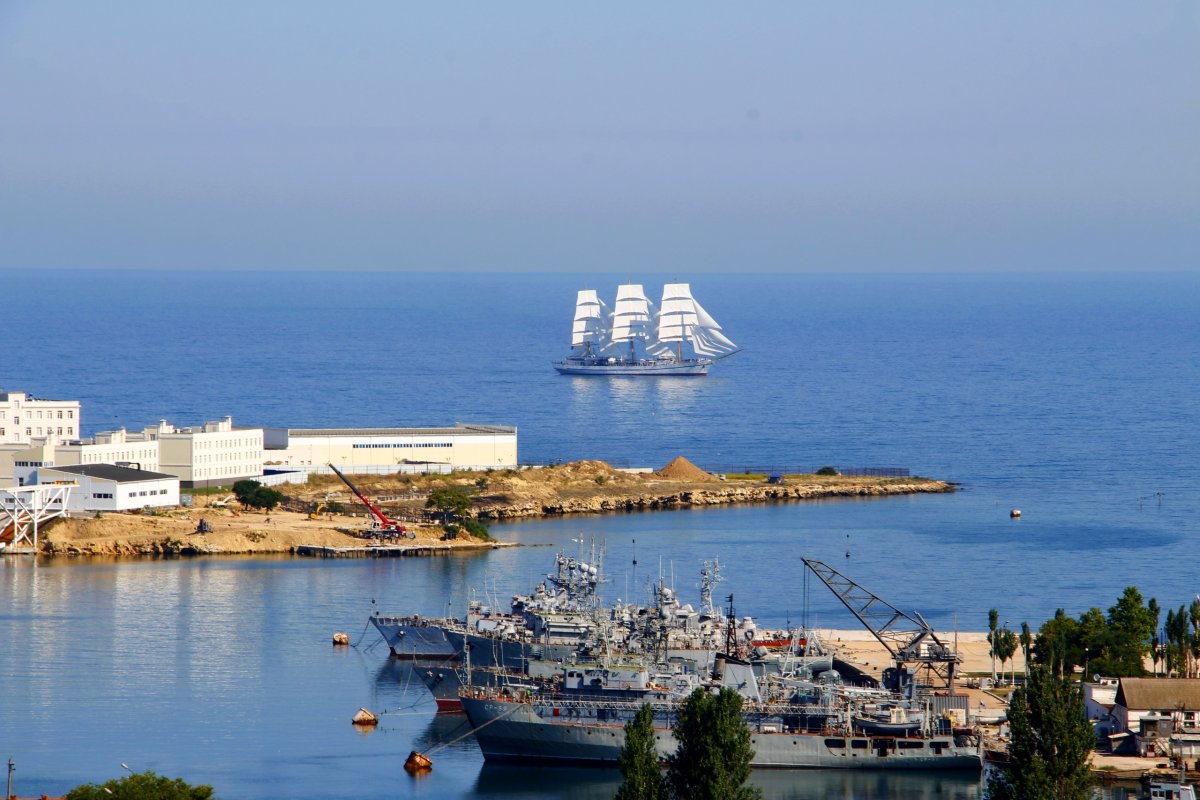 Сейчас в СевГУ . Пятница, утро. С видом на парусник «Херсонес» 🐋🛳