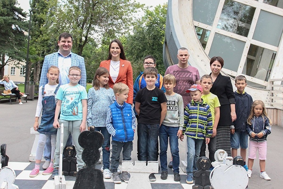 20 июля - Международный день шахмат. На площади ВДНХ этот праздник отмечали два дня. 21 июля мастер-класс организовали для детей. Наталья Починок