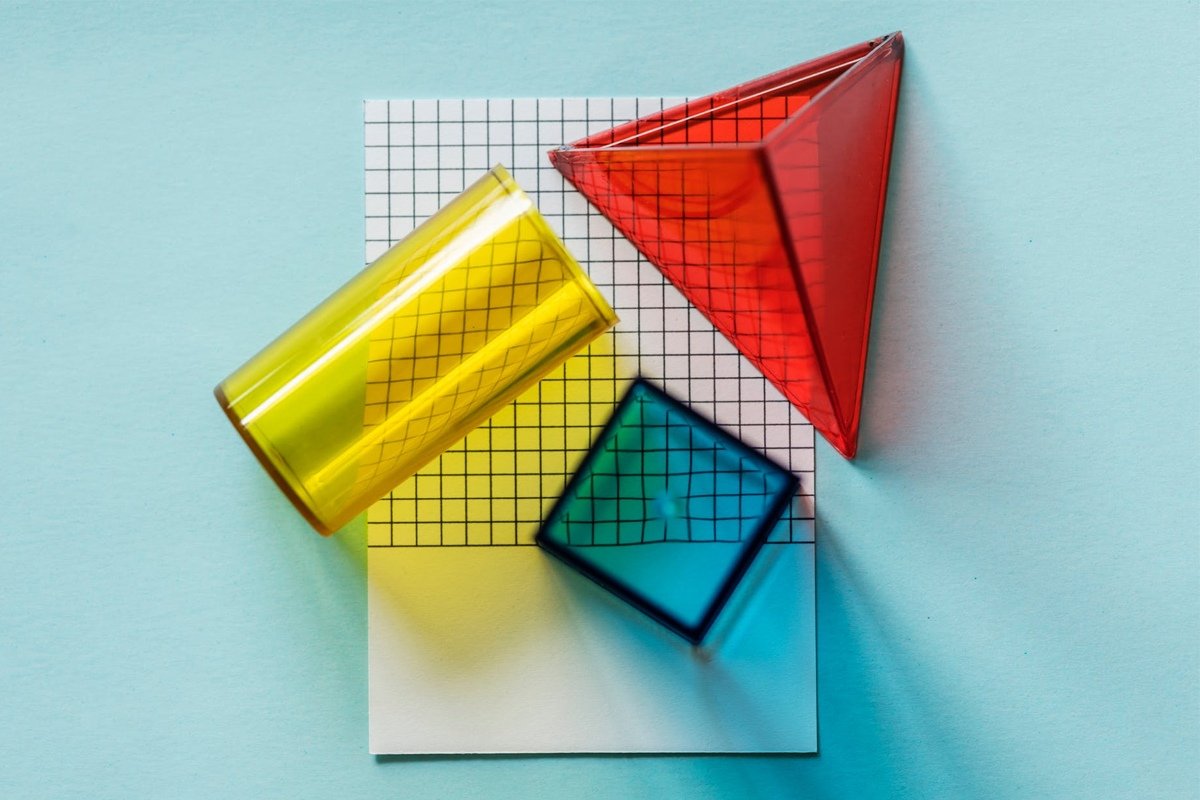 Студент-математик Илья Алексеев занимается в новой лаборатории нашего Университета «Современная алгебра и приложения», участвует в организации научных конкурсов для старшеклассников и выступает научным руководителем для талантливых школьников