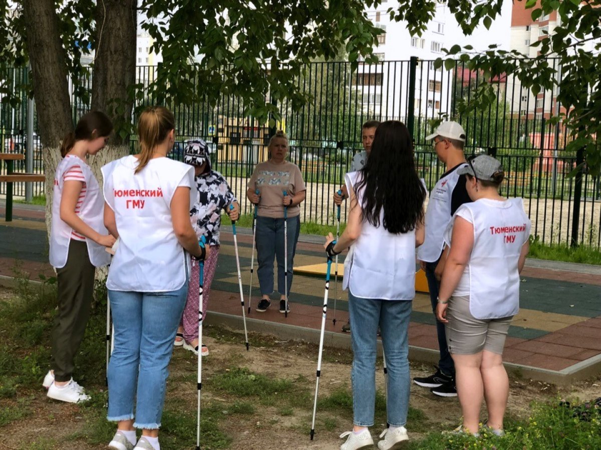 🎈В День города волонтёры-медики Тюменского ГМУ провели мастер-класс по скандинавской ходьбе 🎈