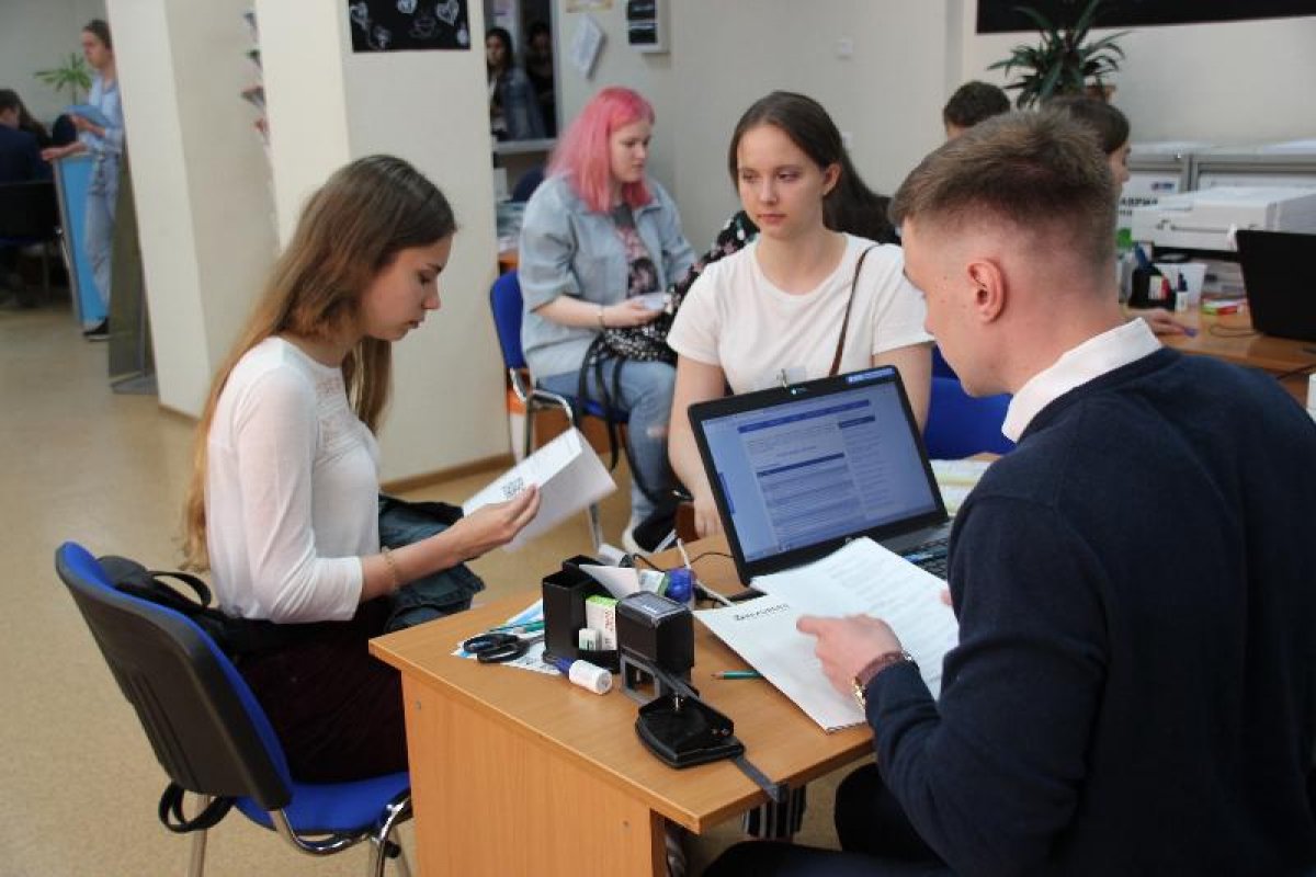 Самый высокий в Новосибирске проходной балл на «Экономику» зафиксирован в . 🤓