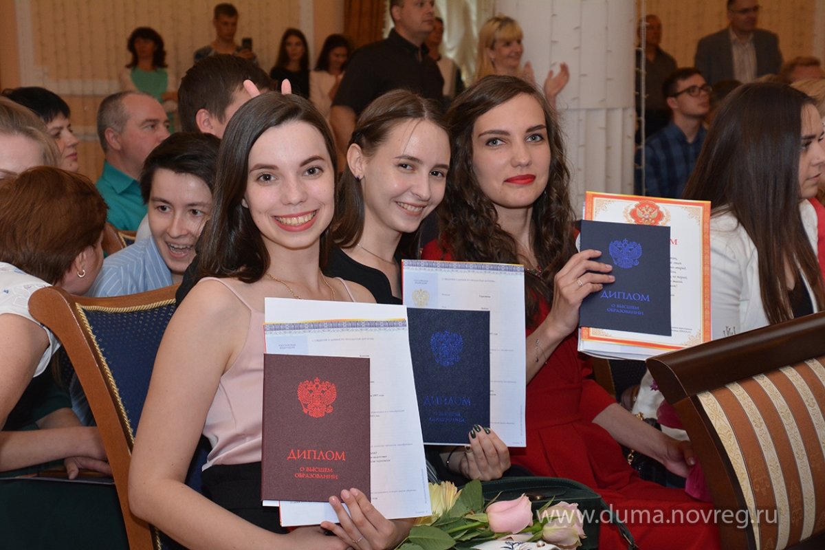3 июля в Новгородской областной филармонии состоялось торжественное вручение дипломов о высшем образовании выпускникам Новгородского филиала