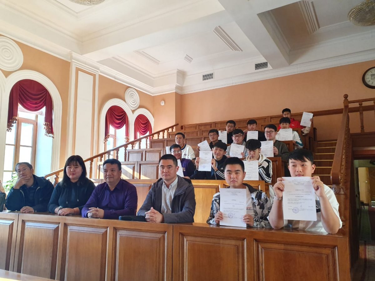 На прошлой неделе в нашем университете состоялось торжественное вручение сертификатов китайским студентам из Чженчжоуского государственного профессионального железнодорожного института🇨🇳