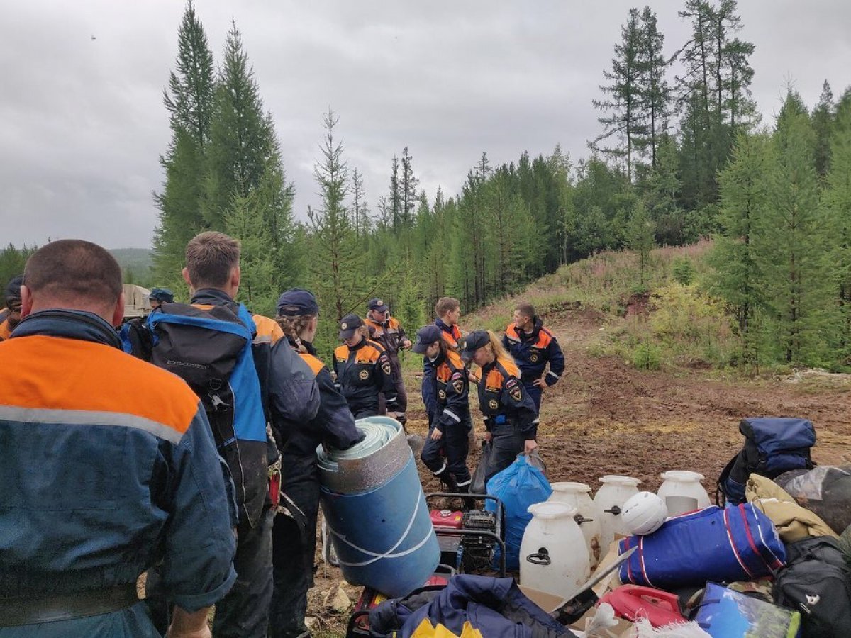 В Красноярском крае Всероссийский студенческий корпус спасателей продолжает помогать в Богучанском районе. Две студентки МГППУ и одна наша выпускница также работают в составе команды, занимаясь тушением пожаров в регионе.