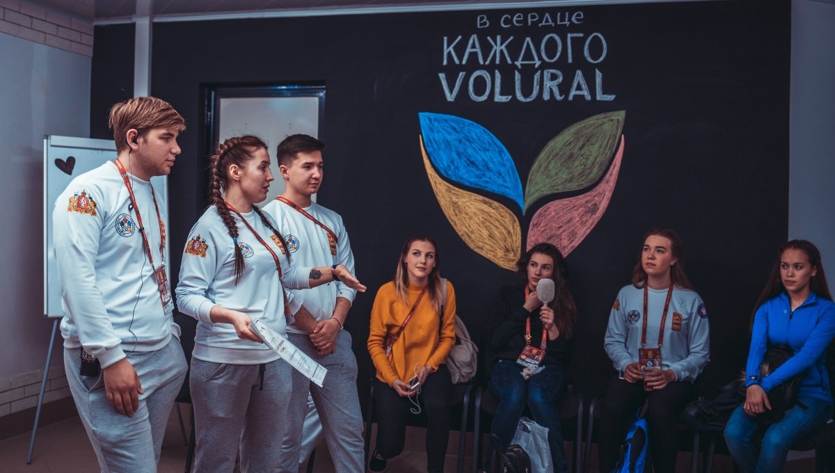 17 студентов УрФУ помогут в организации чемпионата WorldSkills Kazan. Вчера ребята познакомились и прошли обучение в нашем волонтерском центре