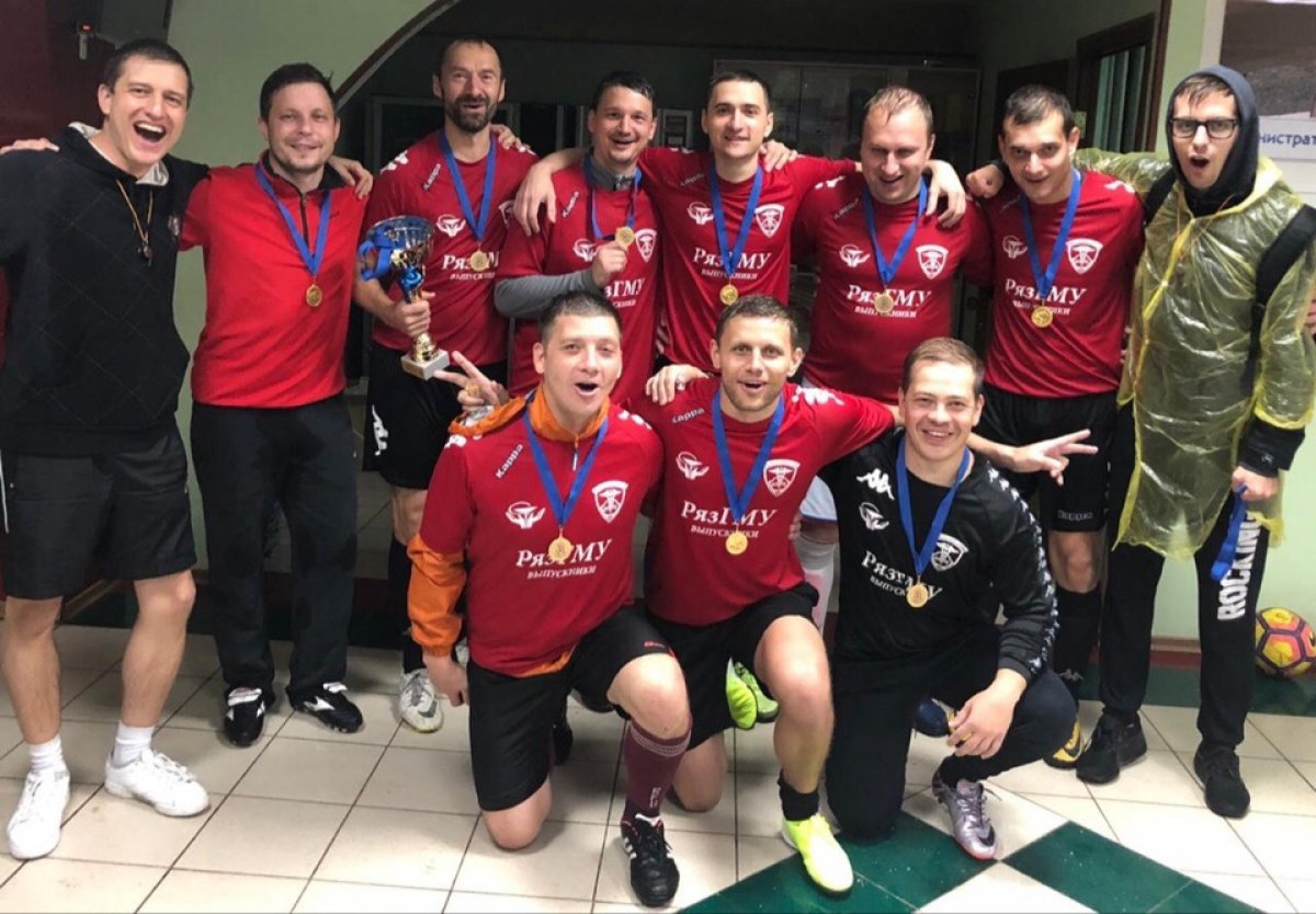 КОМАНДА «ВЫПУСКНИКИ РЯЗГМУ» СТАЛА ПОБЕДИТЕЛЕМ ТУРНИРА ПО МИНИ-ФУТБОЛУ СРЕДИ ВРАЧЕЙ КОМАНДА «ВЫПУСКНИКИ РЯЗГМУ» СТАЛА ПОБЕДИТЕЛЕМ ТУРНИРА ПО МИНИ-ФУТБОЛУ СРЕДИ ВРАЧЕЙ